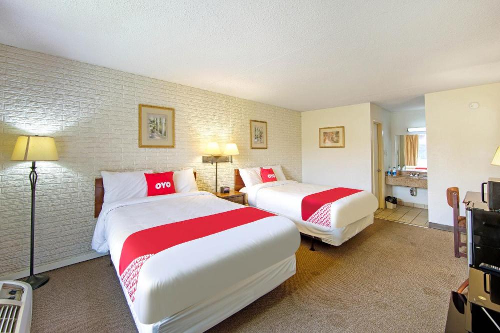 2 Queen Bed Smoking interior